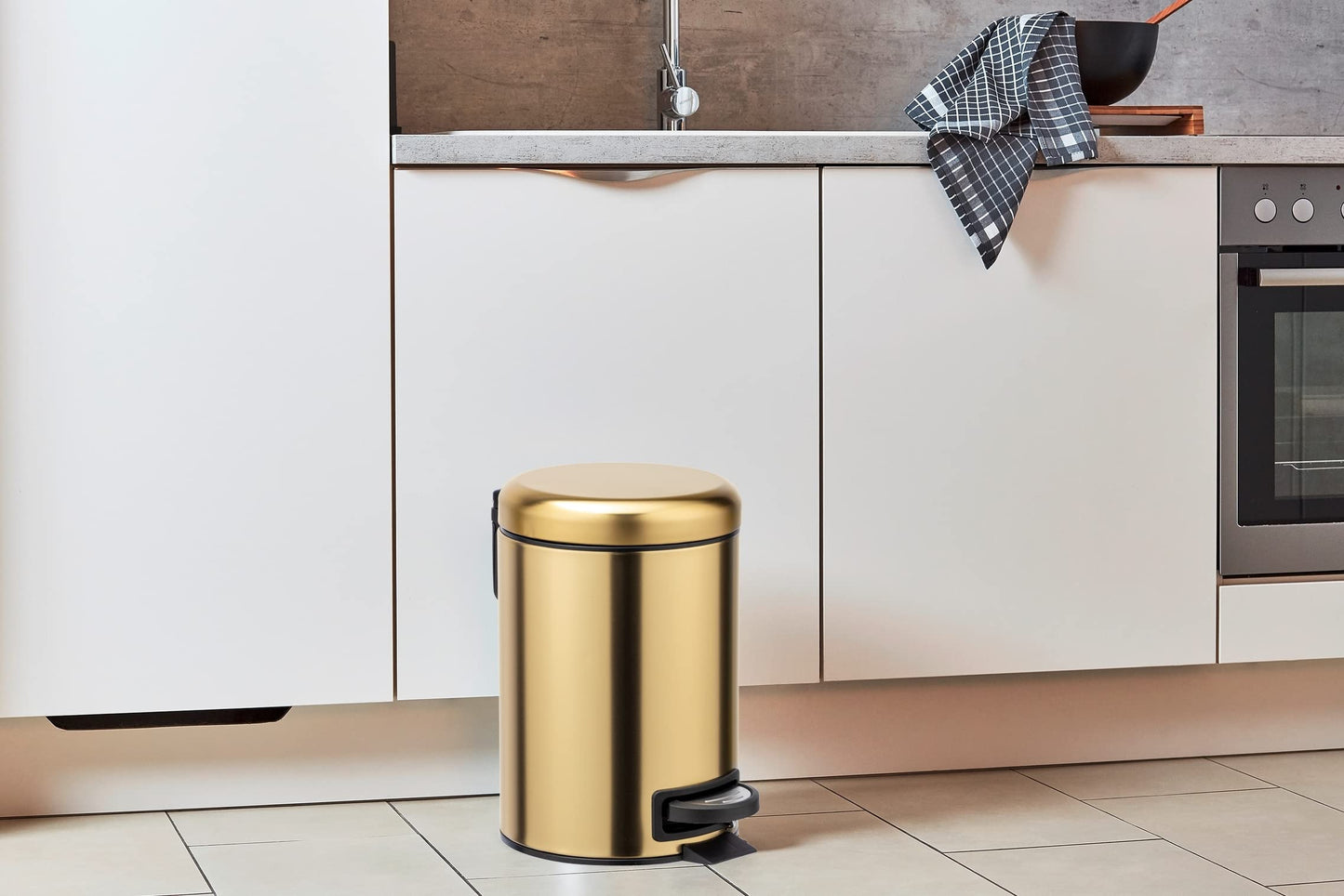 Wenko Leman Cosmetic Pedal Bin Matte Gold 3 L – Cosmetic Bin, Rubbish Bin with Anti-Fingerprint, Capacity: 3 litres, stainless steel, 17 x 25 x 22.5 cm, gold Gold/Black