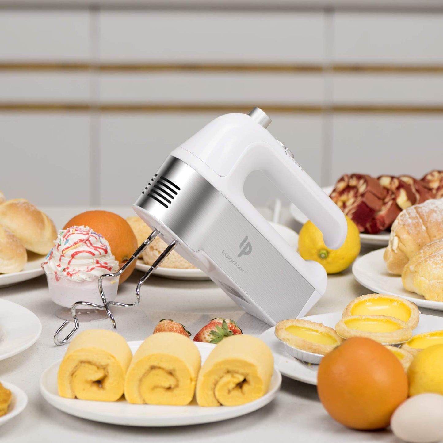 Hand Mixer Electric, 450W Kitchen Mixers with Scale Cup Storage Case, Turbo Boost/Self-Control Speed + 5 Speed + Eject Button + 5 Stainless Steel Accessories, For Easy Whipping Dough,Cream Silver