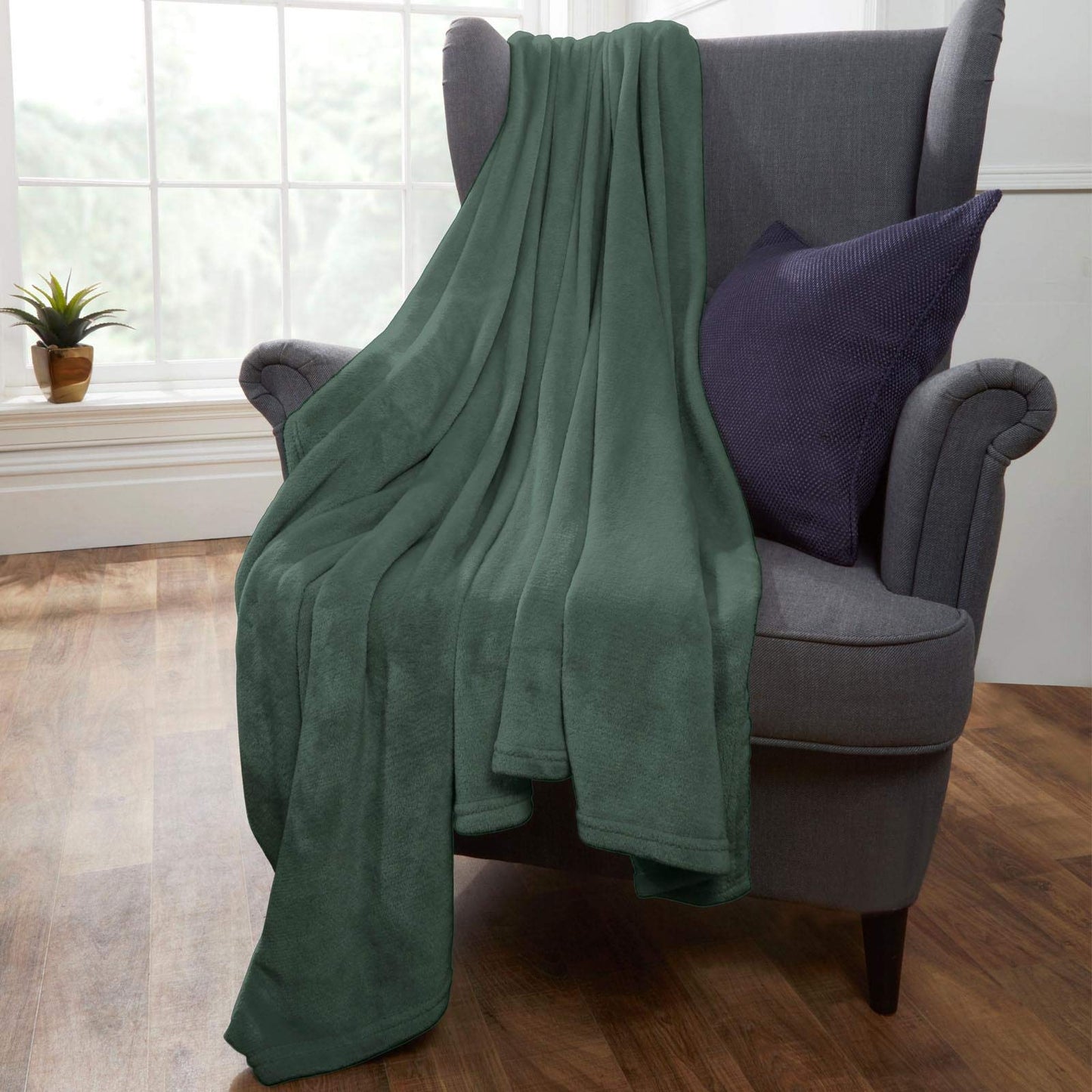 Brentfords Super Ultra Soft Flannel Fleece Blanket Large Fluffy Warm Throw Over Bed Sofa Settee, Emerald Green - 120 x 150cm Medium - 120 x 150cm