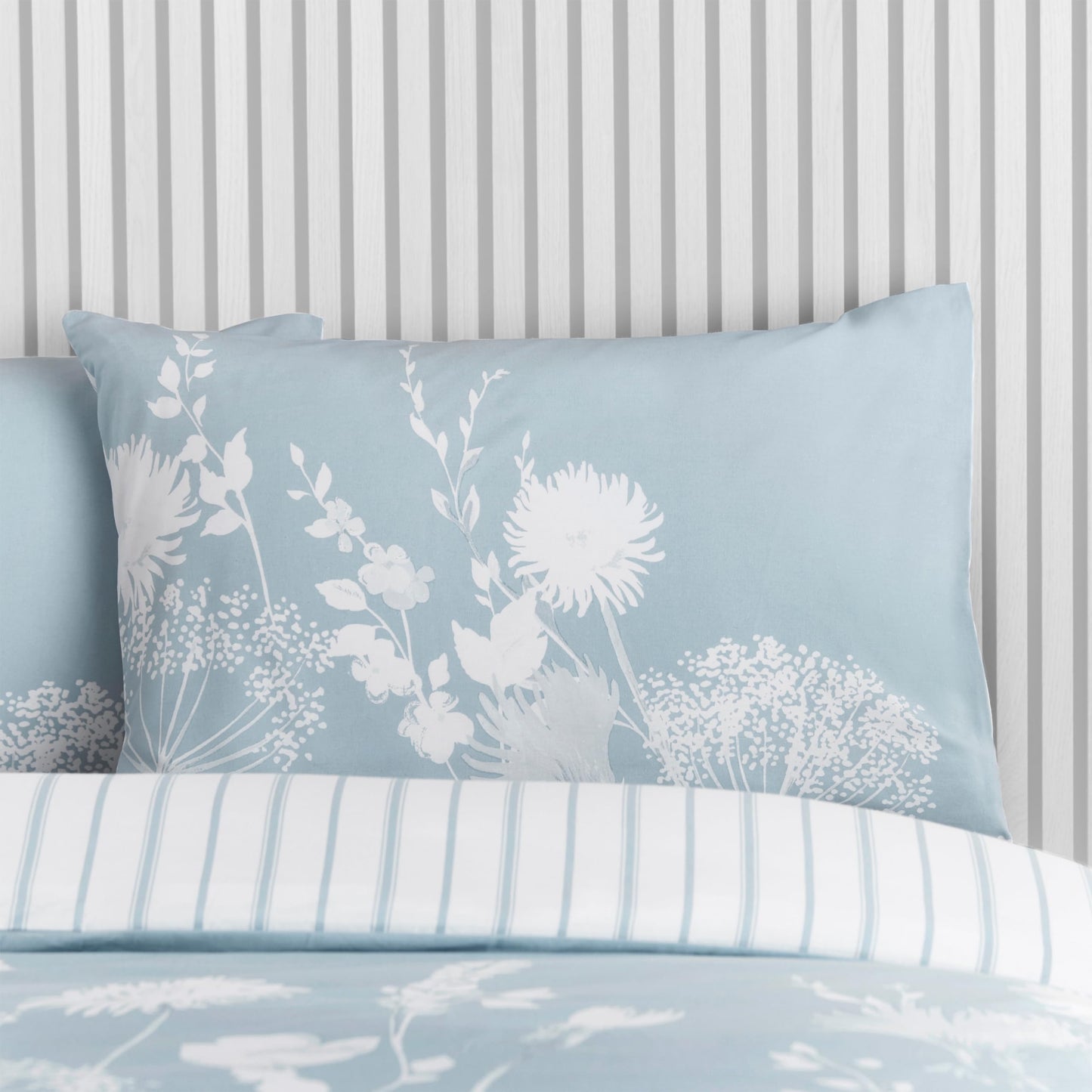 Catherine Lansfield Meadowsweet Floral Reversible Super King Duvet Cover Set with Pillowcase Sea spray Blue