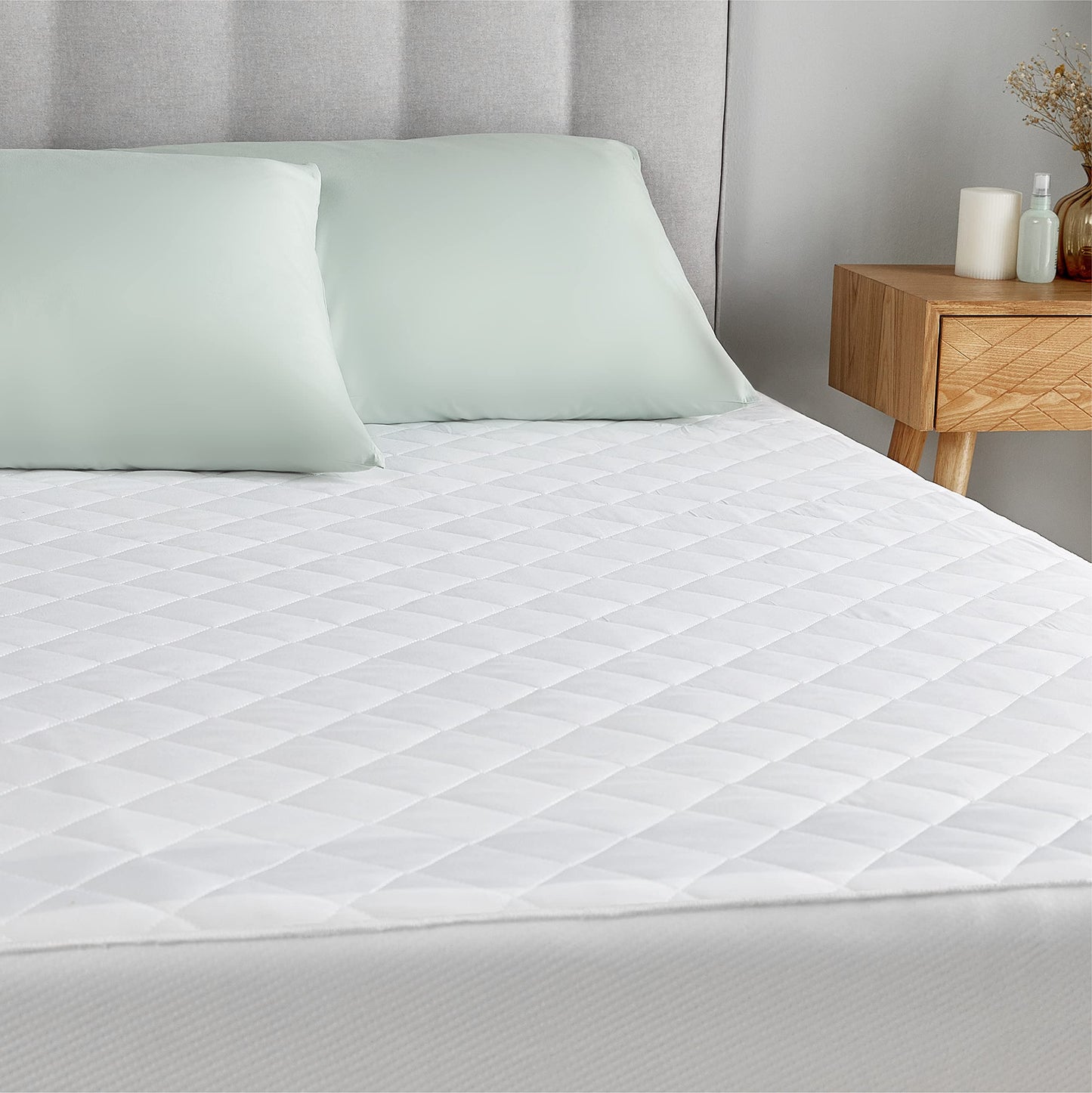 Silentnight Anti-Allergy Mattress Protector – Mattress Cover Bed Pad Topper with Elasticated Straps Protecting Against Bacteria and Dust Mites – Comfortable and Machine Washable - Single, White Pack of 1