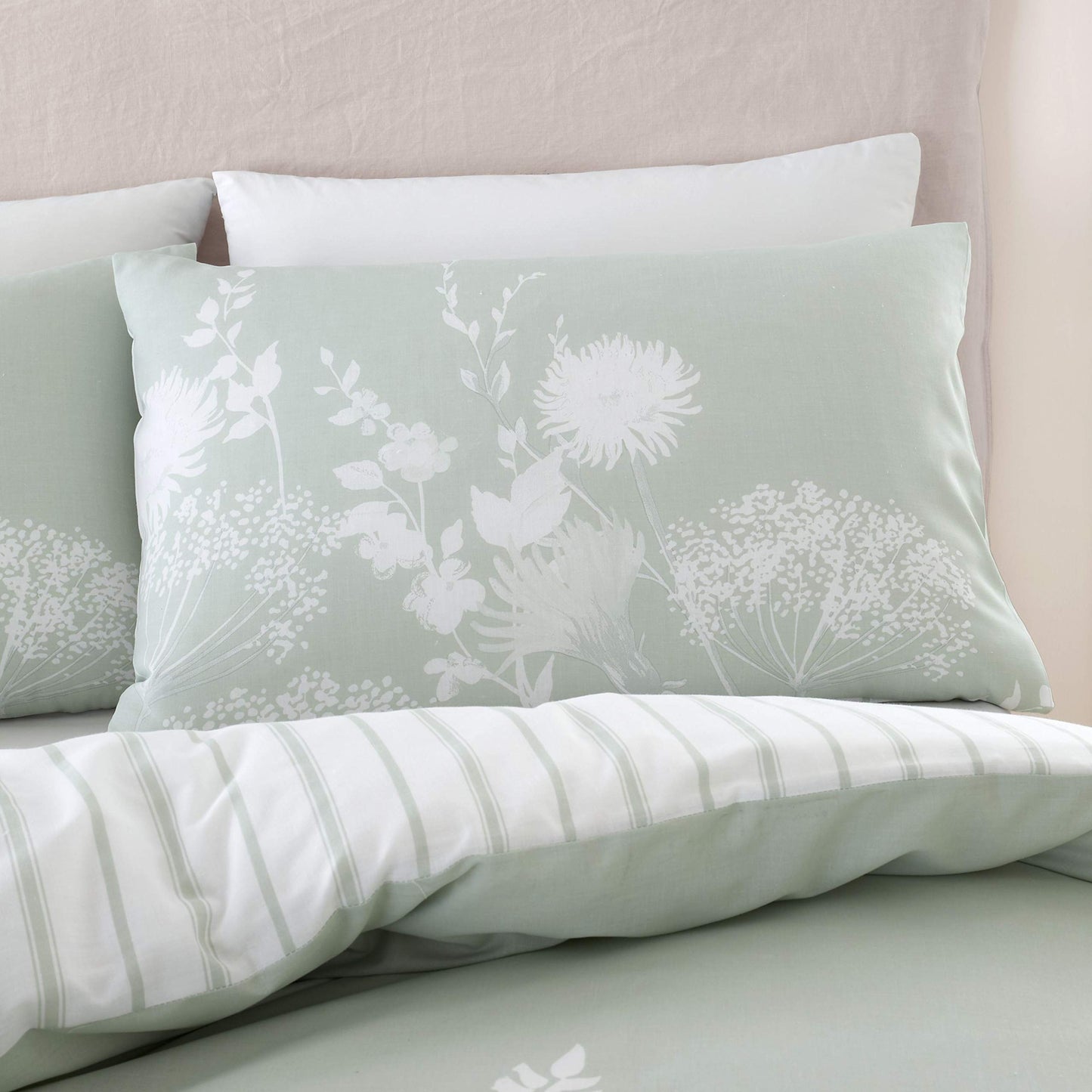 Catherine Lansfield Meadowsweet Floral Reversible Double Duvet Cover Set with Pillowcases Green