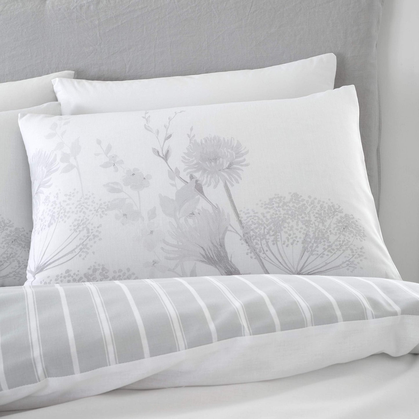 Catherine Lansfield Meadowsweet Floral Reversible King Duvet Cover Set with Pillowcases White