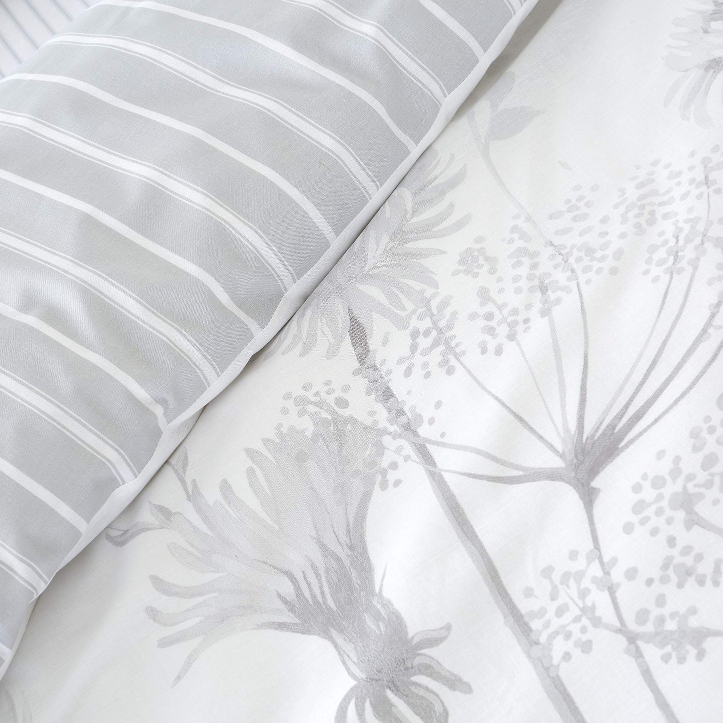 Catherine Lansfield Meadowsweet Floral Reversible King Duvet Cover Set with Pillowcases White