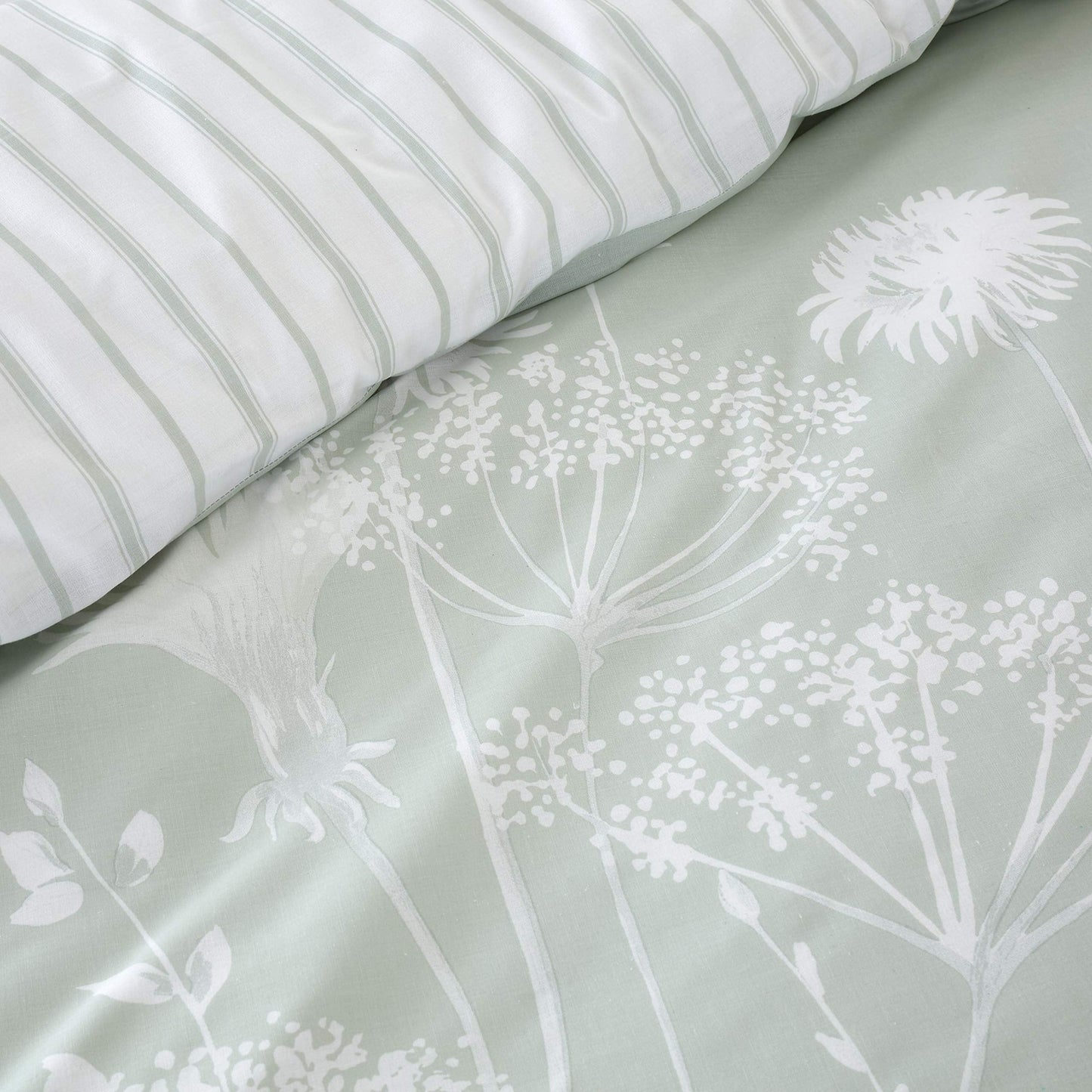 Catherine Lansfield Meadowsweet Floral Reversible Double Duvet Cover Set with Pillowcases Green